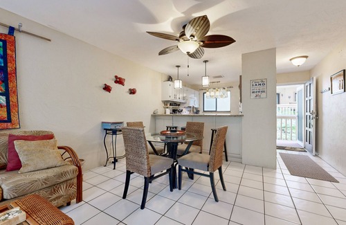 Kailua-Kona Condo | Royal Kahili retreat with pool, hot tub, lanai, & elevator - near beach