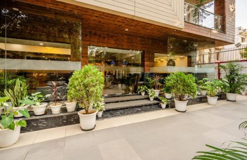 Sector 31 Hotel | Royal Residence Near 32nd Avenue - Gurugram