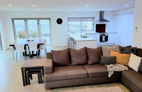 Ruakaka House | Ruakaka Holiday Home Walk to Beach