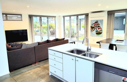 Ruakaka House | Ruakaka Holiday Home Walk to Beach