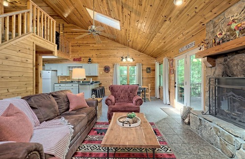 Sautee Nacoochee Cabin | Ruby Charm 5BR Cabin near Helen Main St, Anna Ruby Falls & Tanglewood! 🍁