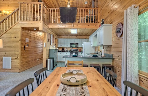 Sautee Nacoochee Cabin | Ruby Charm 5BR Cabin near Helen Main St, Anna Ruby Falls & Tanglewood! 🍁