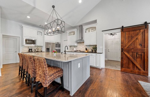 Lacy-Lakeview House | Ruby Dell Ranch - Just 10 mins from downtown Waco!