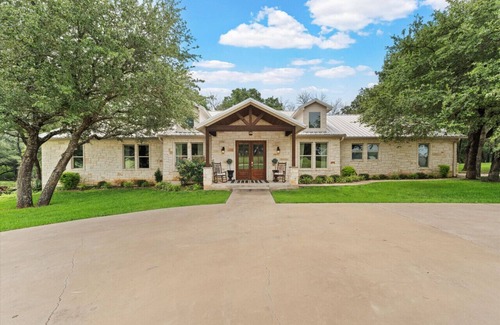 Lacy-Lakeview House | Ruby Dell Ranch - Just 10 mins from downtown Waco!