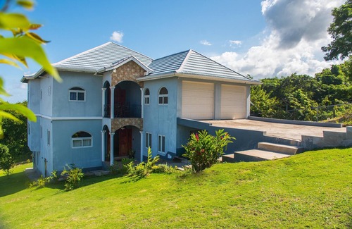 Runaway Bay Villa | RunAway to Tranquility