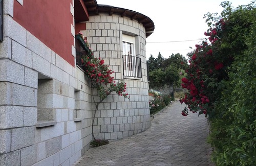 Santa Cruz de Pinares Ski Chalet | Rural House "Entrepinos". Ideal for family and groups. Private space with views