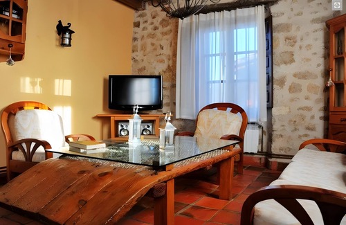 Duraton House | Rural House 'El Escondite De Los Duendes' with Mountain View, Private Garden and Wi-Fi