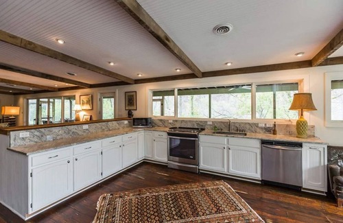 Nicholasville House | Rural Kentucky River Palisades Cabin/Past Distilry