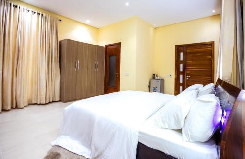 Lekki Phase 1 Apartment | Rushmore - Executive Room