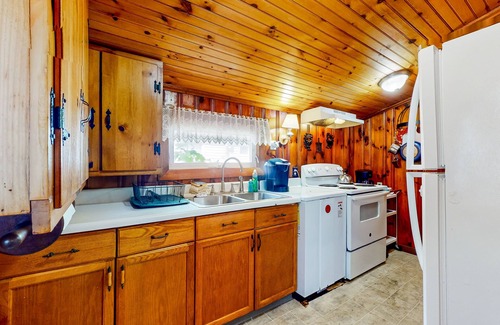 York Beach Cottage | Rustic and well-equipped cottage w/gas grill, deck, large lawn - near the ocean
