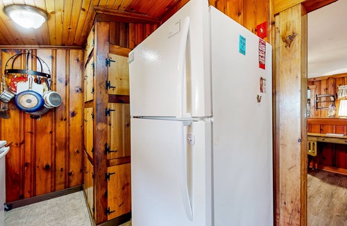 York Beach Cottage | Rustic and well-equipped cottage w/gas grill, deck, large lawn - near the ocean