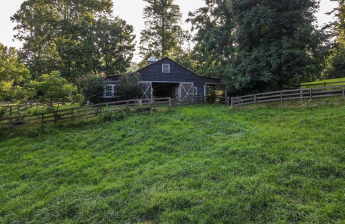 Hendersonville Cottage | Rustic & Authentic Farm Stay by Dupont Forest!