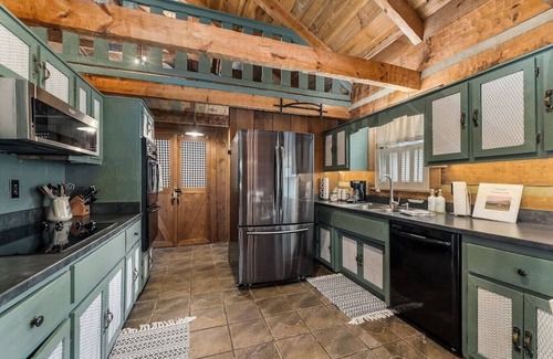 Winchester Cabin | Rustic Cabin, Dock, Hot Tub, Firepit, Kayaks