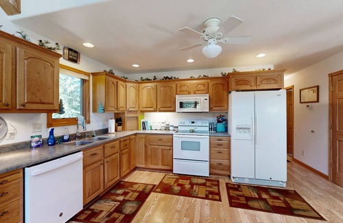 Nemo Cabin | Rustic cabin w/expansive outdoor space, gas firepit, W/D & free WiFi