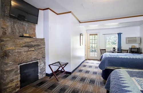 Cherokee Hotel | Rustic Charm & River Views In Your Nature-Ready Room For Mountain Stays