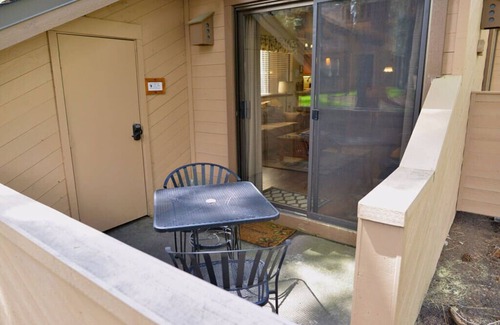 Tennis Village Condo | Rustic Condo with A/C, BBQ & Quick Walk to Spa
