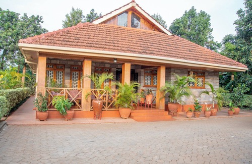 Nairobi Cottage | Rustic cottage with chimney & garden UN BLUEZONE