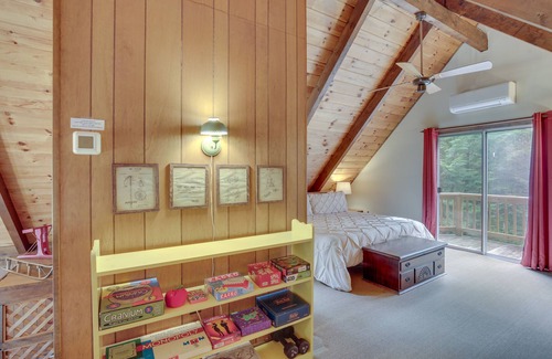 West Bridgton Cabin | Rustic, Cozy Cabin w/ Easy Ski and Beach Access!