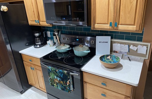 West Melbourne House | RUSTIC EXECUTIVE RENTAL. Clean, inviting atmosphere. Close to I-95 & Beach.