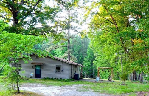 Capron House | Rustic Getaway on 58