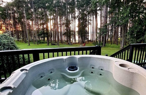 Jefferson Cottage | Rustic Lake Cottage with Fire Pit and Hot-Tub Great for Outdoor Lovers in Texas