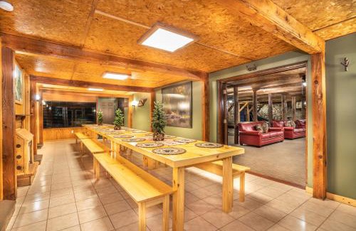 Gatlinburg - Pigeon Forge Ski Chalet | Rustic lodge- sleeps 24- space for large groups, hot tub, pool table, ping pong, and so much more!
