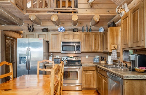 Bixby Cabin | Rustic Log Cabin on 160 Gated Acres! Just 30 minutes from Tulsa!