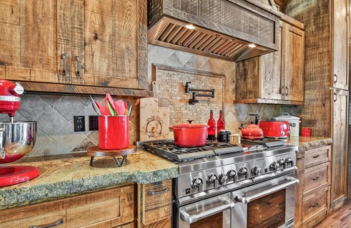 Tuhaye House | Rustic Modern Retreat with Panoramic Views in Tuhaye