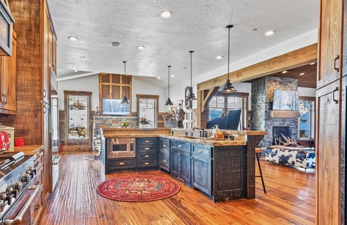 Tuhaye House | Rustic Modern Retreat with Panoramic Views in Tuhaye