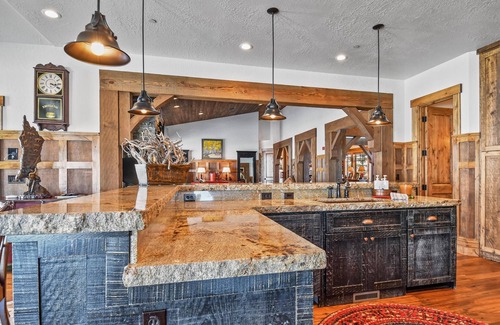 Tuhaye House | Rustic Modern Retreat with Panoramic Views in Tuhaye