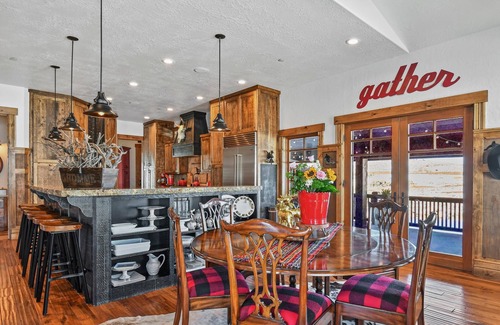 Tuhaye House | Rustic Modern Retreat with Panoramic Views in Tuhaye