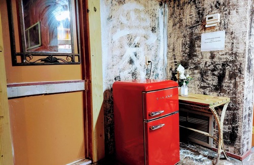 Tropic Apartment | Rustic private apt. "bar" @ Eau Gallie Downtown & 5 minutes to Melbourne Beach.