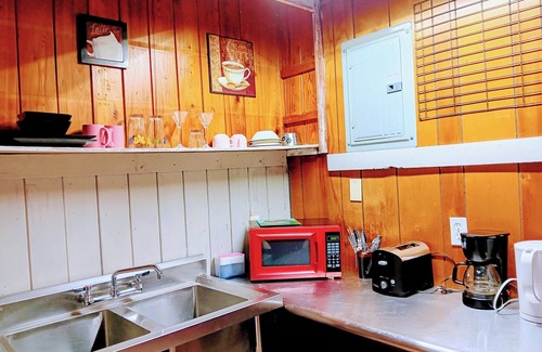 Tropic Apartment | Rustic private apt. "bar" @ Eau Gallie Downtown & 5 minutes to Melbourne Beach.