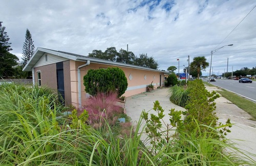 Tropic Apartment | Rustic private apt. "bar" @ Eau Gallie Downtown & 5 minutes to Melbourne Beach.