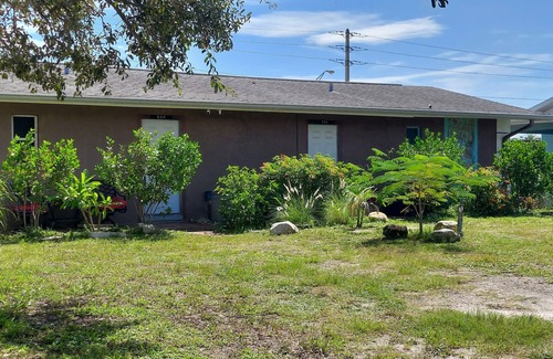 Tropic Apartment | Rustic private apt. "bar" @ Eau Gallie Downtown & 5 minutes to Melbourne Beach.