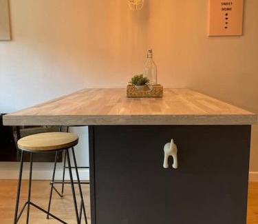 North West Apartment | Rustic Top Floor West End Pad With Balcony, Parking next to Byers Road, Aston Lane, Glasgow Uni