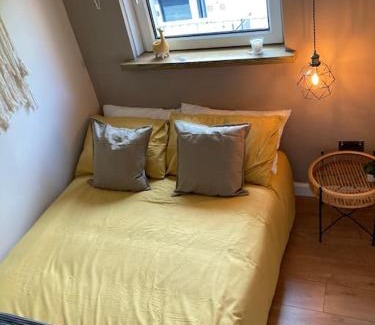 North West Apartment | Rustic Top Floor West End Pad With Balcony, Parking next to Byers Road, Aston Lane, Glasgow Uni