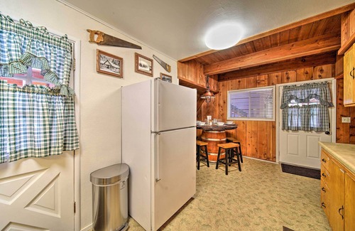 Trinity Center Cabin | Rustic Trinity Center Cabin w/Deck Near Fishing!
