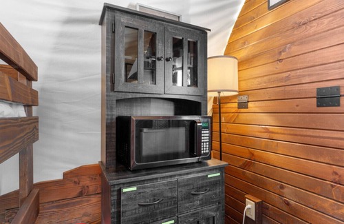Rimrock House | Rustic Wagon Getaway | Hot Tub/Stargazing/Views