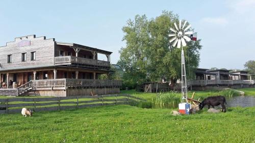 Saal House | Rustikales Holzferienhaus mit großer Terrasse