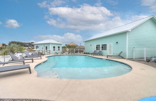 Port Aransas RV Rental | RV Site Only! Community Pool, In Town, Dog Park, Fishing, Wifi, Laundry Room