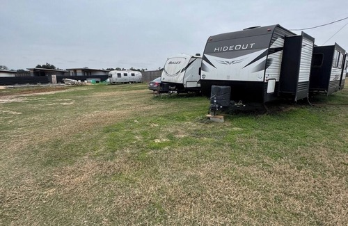 Round Top RV Rental | RV Spot #5 @ The Halles