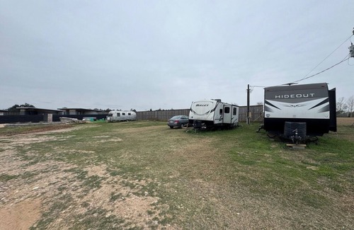 Round Top RV Rental | RV Spot #5 @ The Halles