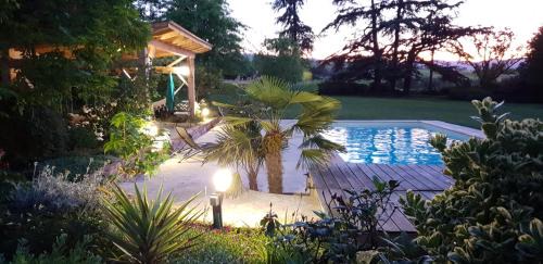 Blace House | Séjour élégance et bien-être au CHATEAU de GRANDMONT - piscine et parc arboré au coeur du vignoble du Beaujolais