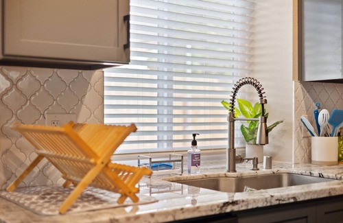 Southwestern Sacramento House | Sacramento Sanctuary: Modern 3BR Retreat w/Laundry & Parking