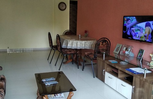 Vile Parle East Bed & Breakfast | Safe, Superior Homestay/BNB for Expat Females/Couple Near T II Mumbai Airport.