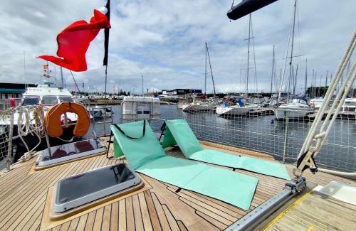Ouistreham Boat Rental | Saga, Voilier confortable en bois