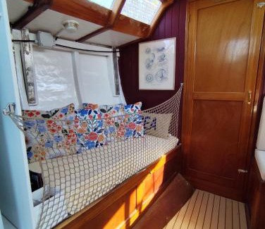 Ouistreham Boat Rental | Saga, Voilier confortable en bois