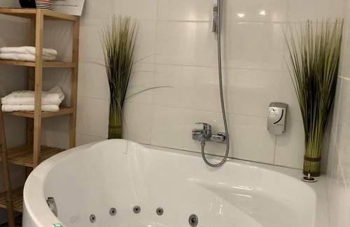 Aigues-Mortes Medieval City Hotel | Saint Louis