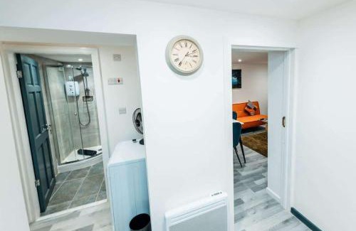 Trafford Apartment | Sale 2-Bedroom Apt Sleeps 5 with Free Parking